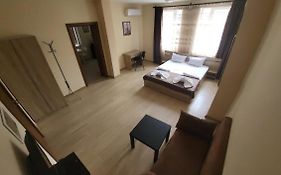 Twain Apart&Rooms